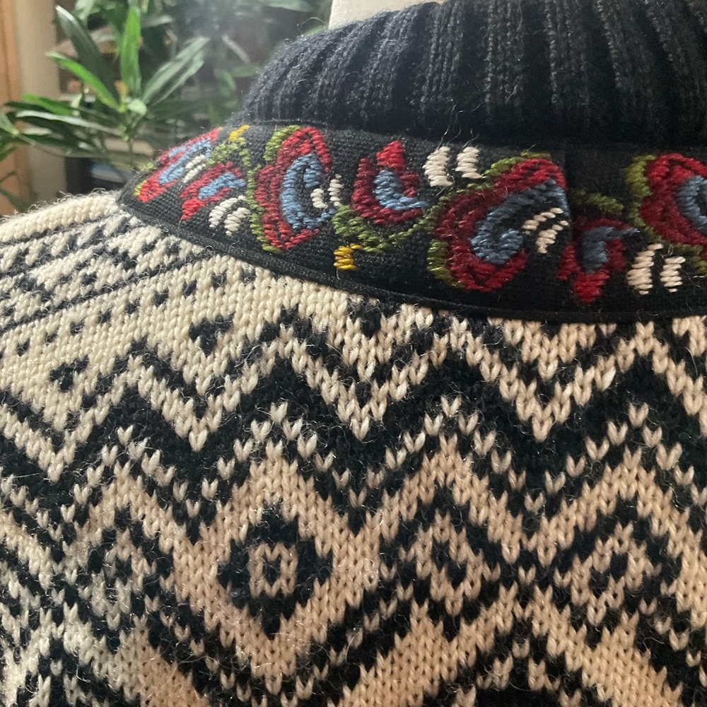 “Scandinavian” Style Embroidered Hook And Eye Closure Long Sleeved Sweater. - Picture 6 of 14